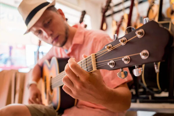 Mladý Hudebník Testuje Klasickou Kytaru Kytaře — Stock fotografie