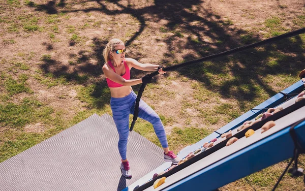 Sportowa Młoda Kobieta Ćwicząca Wspinająca Się Linach Obozie Treningowym — Zdjęcie stockowe