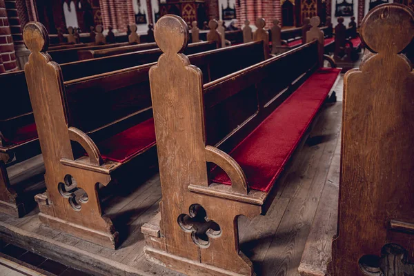古いヨーロッパのカトリック教会の教会のベンチの行 — ストック写真