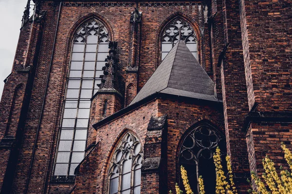 Avrupa 'daki eski gotik katedralin mimari ayrıntıları.