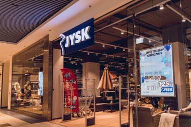 Dikkatli ol. POLAND - 21 Mayıs 2023: JYSK marka perakende satış mağazası logosu alışveriş merkezinin vitrininde.