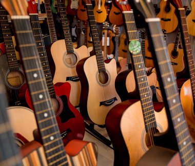 Müzik dükkanında bir sürü klasik gitar var..