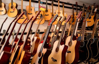 Müzik dükkanında bir sürü klasik gitar var..