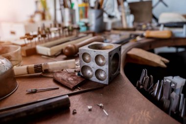 El yapımı mücevher imalatı için büyük bir atölyede alet çantası.