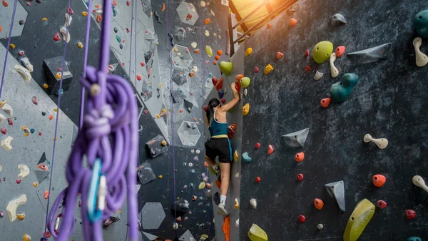 Сильна Жінка Штучній Скелелазній Стіні Різнокольоровими Ручками Мотузками — стокове фото