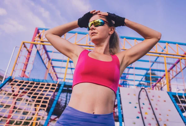 Jeune Femme Athlétique Faisant Exercice Grimpant Rocher Artificiel Dans Camp — Photo