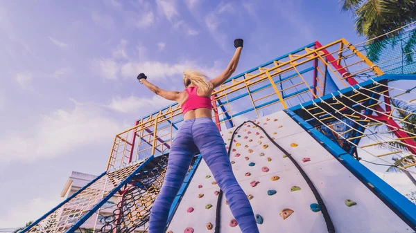 Mujer Joven Atlética Haciendo Ejercicio Escalando Roca Artificial Campo Entrenamiento — Foto de Stock
