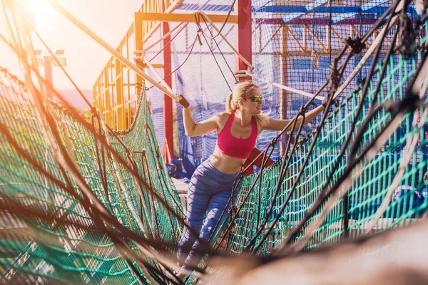 Mujer Joven Atlética Haciendo Ejercicio Campamento Entrenamiento Cuerda —  Fotos de Stock