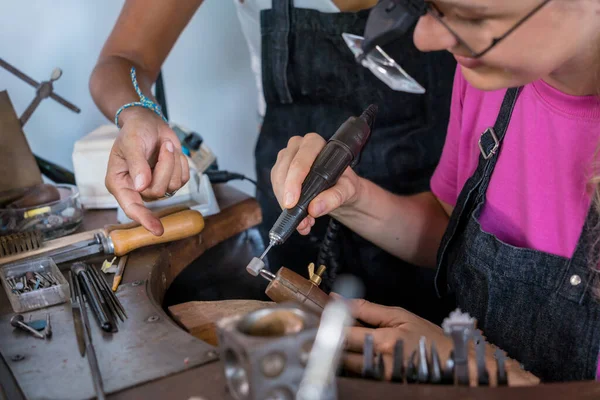 Teacher Jeweler Student Make Jewelry Workshop — Stock Photo, Image