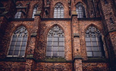 Avrupa 'daki eski gotik katedralin mimari ayrıntıları.