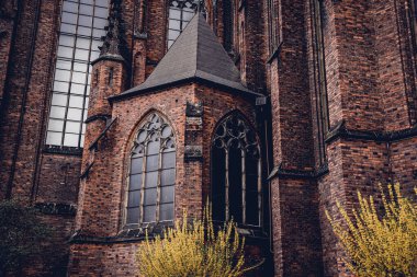 Avrupa 'daki eski gotik katedralin mimari ayrıntıları.