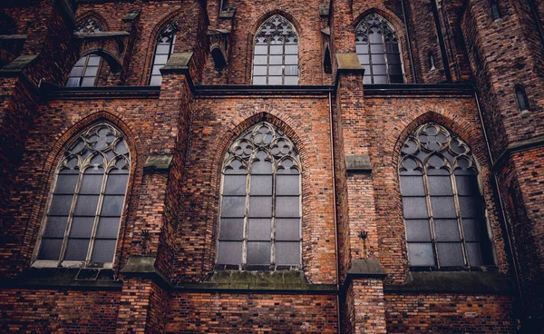 Avrupa 'daki eski gotik katedralin mimari ayrıntıları.