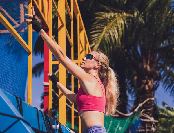 Atletik Genç Bayan Halat Kampında Tırmanışı Yapıyor — Stok fotoğraf