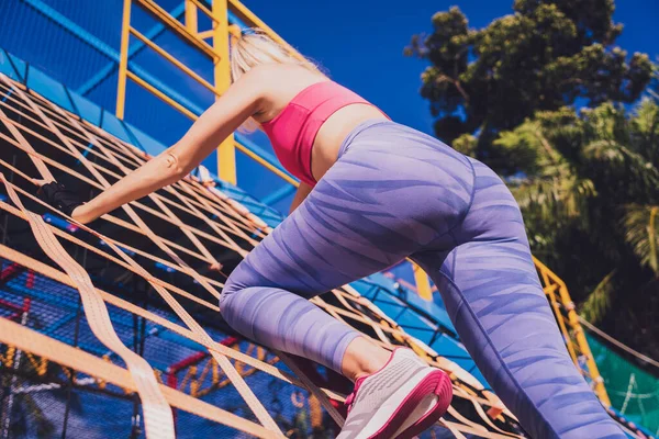 Atletik Genç Bayan Antrenman Kampında Çalışıyor Tırmanıyor — Stok fotoğraf