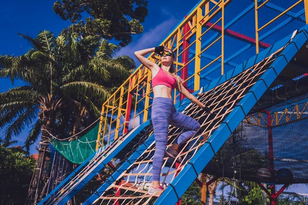 Sportowa Młoda Kobieta Ćwicząca Wspinająca Się Obóz Treningowy — Zdjęcie stockowe