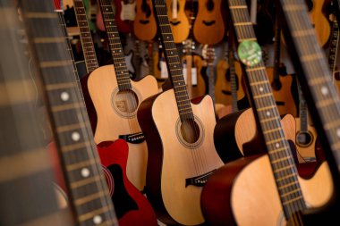 Müzik dükkanında bir sürü klasik gitar var..