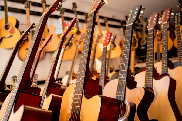 Müzik dükkanında bir sürü klasik gitar var..