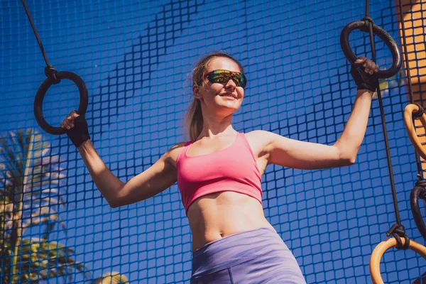 Sportowa Młoda Kobieta Ćwicząca Kółkach Gimnastycznych Obozie Treningowym — Zdjęcie stockowe