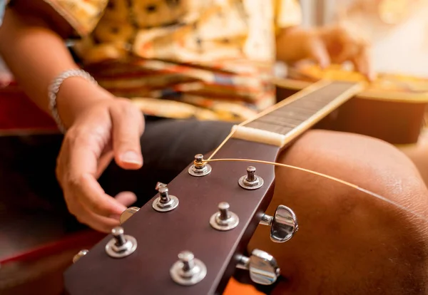 Gitar Dükkanında Gitarın Tellerini Değiştiren Genç Bir Müzisyen — Stok fotoğraf