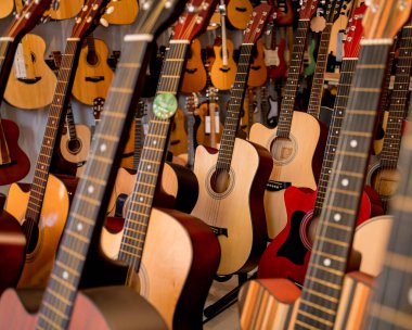 Müzik dükkanında bir sürü klasik gitar var..