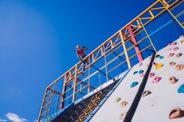 Atletik genç bayan antrenman kampında çalışıyor ve tırmanıyor.