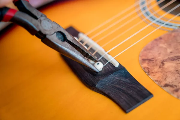 Jovem Músico Mudando Cordas Uma Guitarra Clássica Uma Loja Guitarra — Fotografia de Stock