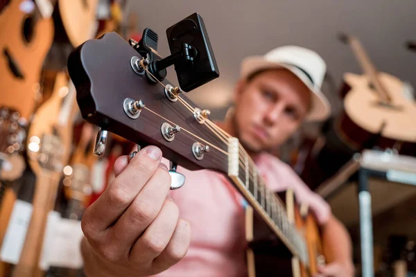 Junger Musiker Stimmt Einem Gitarrenladen Eine Klassische Gitarre — Stockfoto