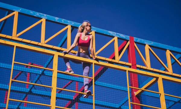 Mujer Joven Atlética Haciendo Ejercicio Escalando Campamento Entrenamiento —  Fotos de Stock