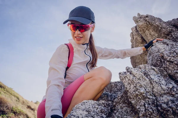 Mujer Joven Sube Cima Las Montañas Cerca Del Océano —  Fotos de Stock