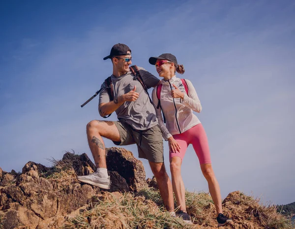 Happy Young Couple Climbs Top Mountains Ocean — Stock Photo, Image