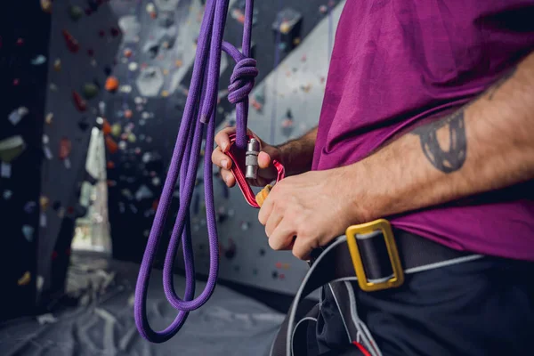 Strong Male Climber Climbs Artificial Wall Colorful Grips Ropes — Stock Photo, Image