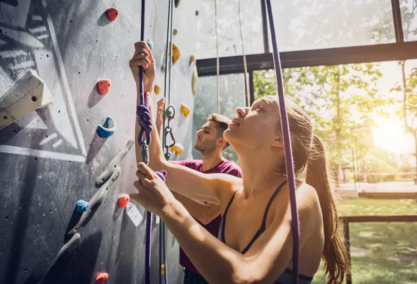 Strong Couple Climbers Climb Artificial Wall Colorful Grips Ropes — Stock Photo, Image