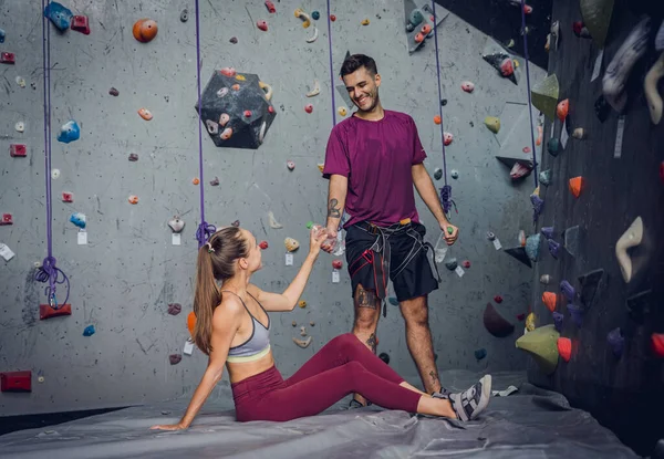 Strong Couple Climbers Relax Artificial Wall Colorful Grips Ropes — Stock Photo, Image