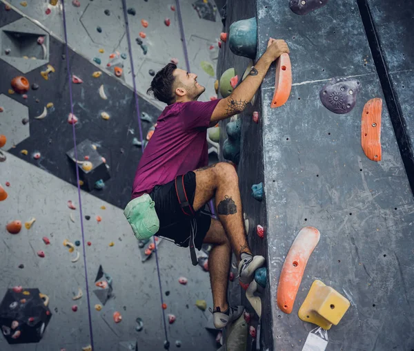 Strong Male Climber Climbs Artificial Wall Colorful Grips Ropes — Stock Photo, Image