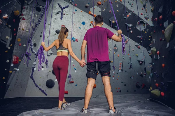 Silna Para Wspinaczy Pod Sztuczną Ścianą Kolorowymi Uchwytami Linami — Zdjęcie stockowe