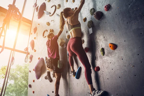 Güçlü Bir Çift Tırmanışçı Renkli Tutacakları Ipleriyle Yapay Bir Duvara — Stok fotoğraf
