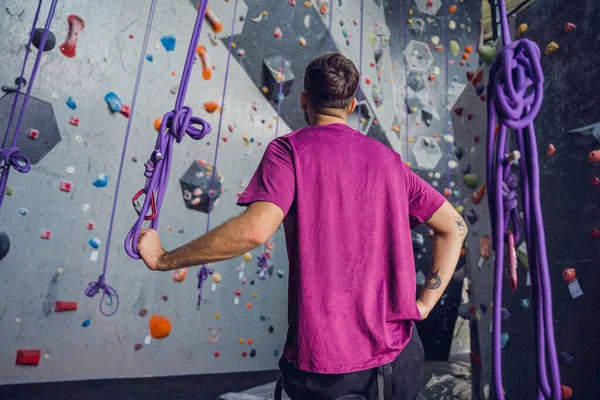 Strong Male Climber Artificial Wall Colorful Grips Ropes — Stock Photo, Image