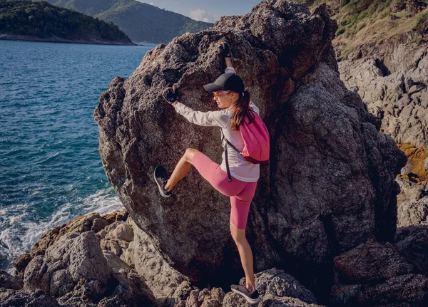 Молодая Женщина Забирается Вершину Горах Возле Океана — стоковое фото