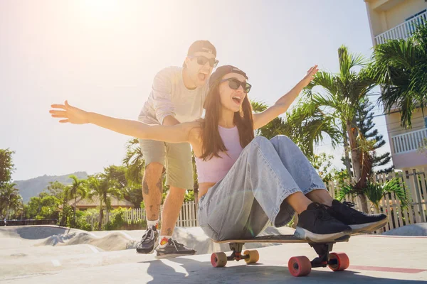 Unga Glada Par Med Skateboards Njuta Longboarding Skatepark — Stockfoto