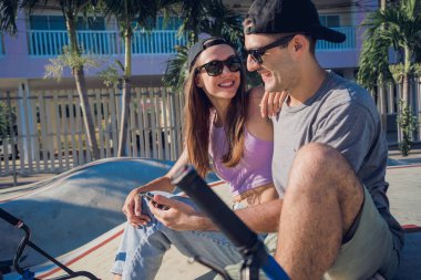 BMX 'li genç mutlu çift kaykay parkında selfie çekiyor..