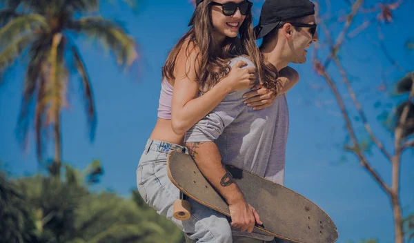 Młoda Szczęśliwa Para Deskorolkami Korzysta Longboardingu Skateparku — Zdjęcie stockowe