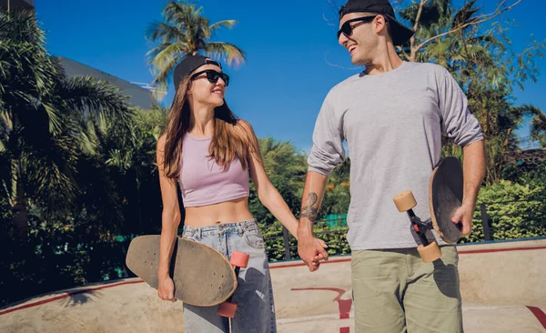 Junges Glückliches Paar Mit Skateboards Genießt Longboard Skatepark — Stockfoto