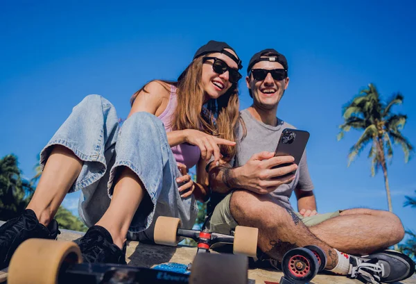 Unga Glada Par Med Skateboards Tar Selfie Skatepark — Stockfoto