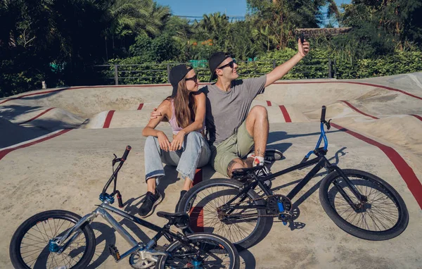 Jovem Casal Feliz Com Bmx Tomando Selfie Parque Skate — Fotografia de Stock