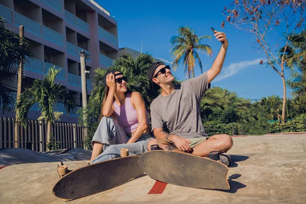 Jong Gelukkig Stel Met Skateboards Selfie Het Skatepark — Stockfoto