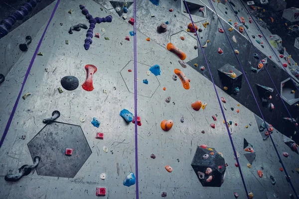Künstliche Kletterwand Mit Bunten Griffen Und Seilen — Stockfoto