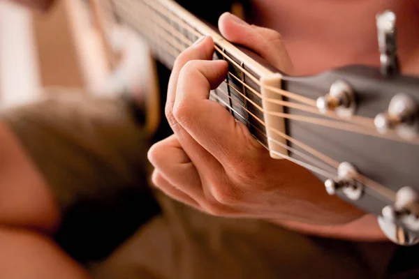 Jovem Músico Testando Guitarra Clássica Uma Loja Guitarra — Fotografia de Stock