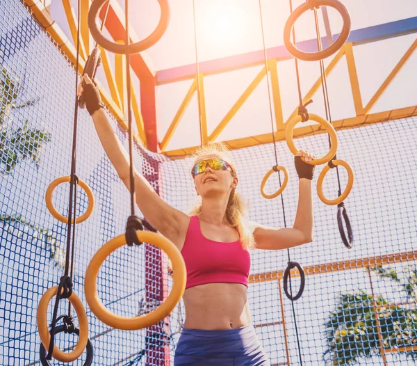 Athletic Young Woman Exercising Using Gymnastic Rings Training Camp — Stock Photo, Image