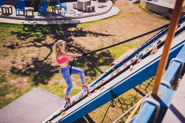 Jeune Femme Athlétique Travaillant Escaladant Des Cordes Camp Entraînement Corde — Photo