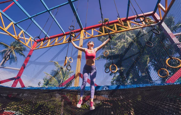 Mujer Joven Atlética Haciendo Ejercicio Usando Anillos Gimnásticos Campo Entrenamiento —  Fotos de Stock
